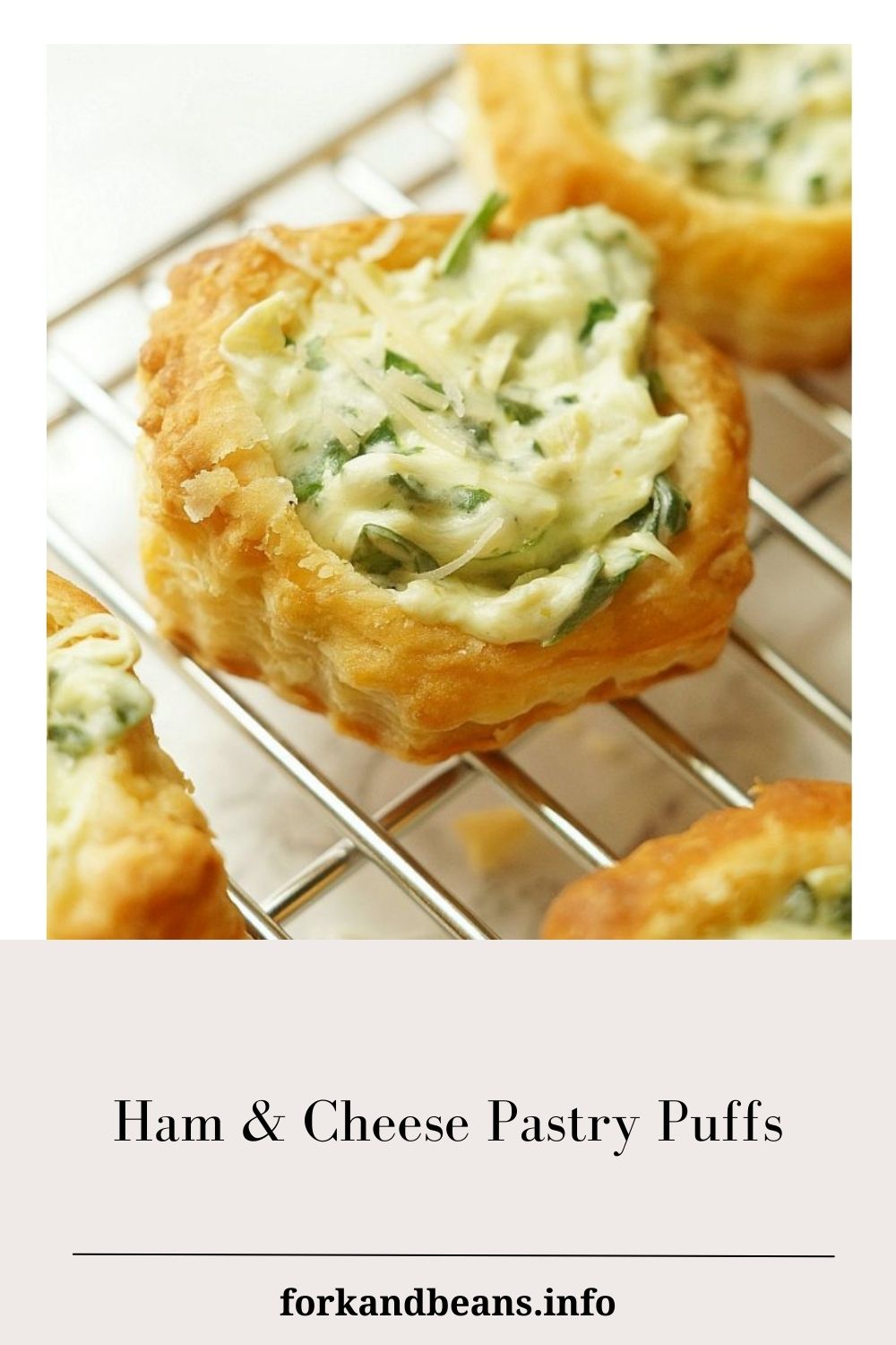 Puff pastry cups with spinach and artichokes